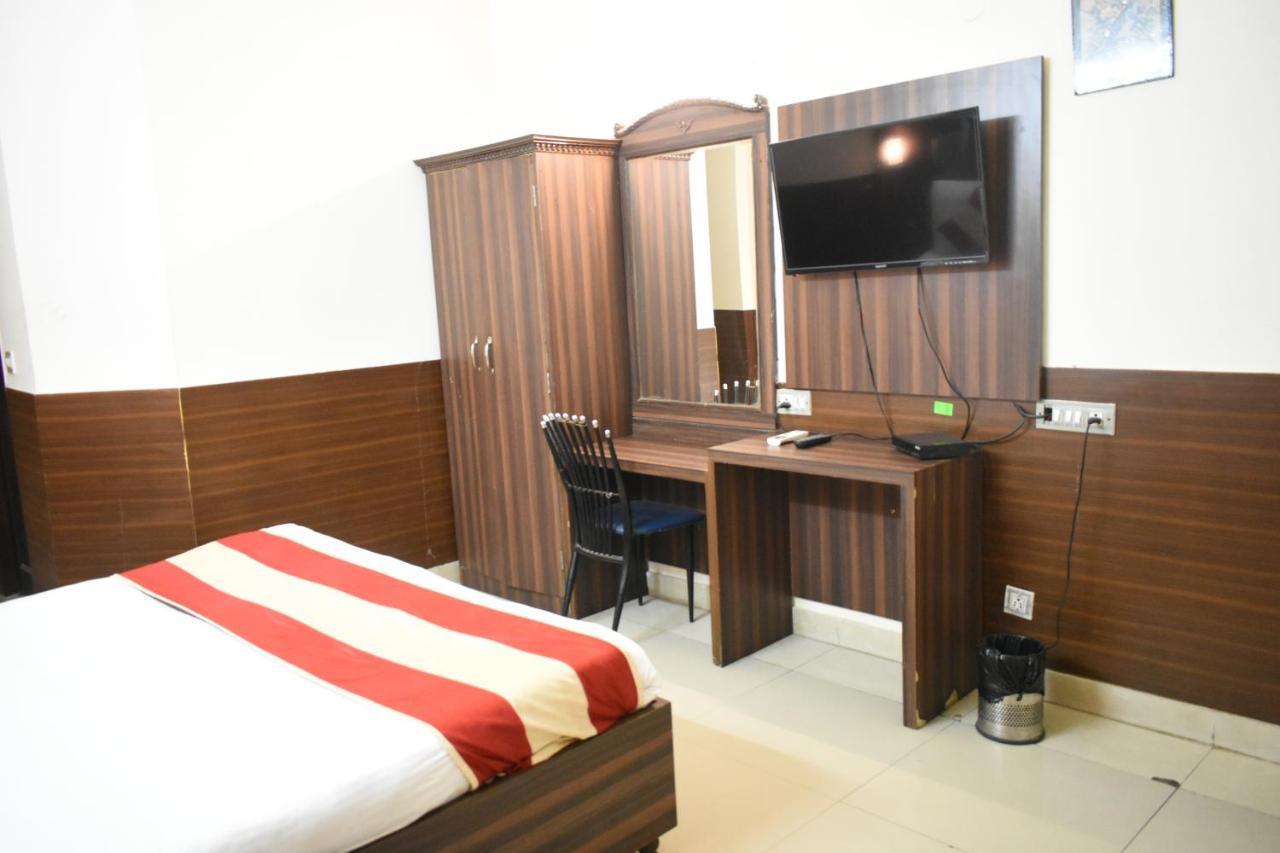 Hotel Kashish Plaza - 5 Mins From Metro Station เดลี ภายนอก รูปภาพ