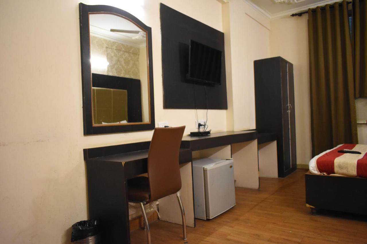 Hotel Kashish Plaza - 5 Mins From Metro Station เดลี ภายนอก รูปภาพ